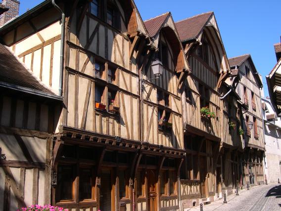  Bel alignement de maisons à pans de bois  (rue François Gentil)